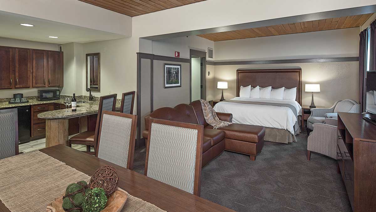 Junior King Suite with Full Kitchen at Arbor Day Farm