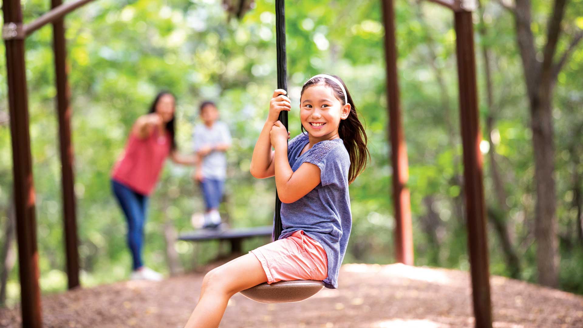 A family playing and enjoying their stay at Arbor Farm Lied Lodge